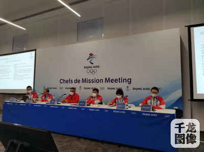 沈洲榕為代表團(tuán)團(tuán)長(zhǎng)大會(huì)擔(dān)任翻譯。 北京第二外國(guó)語(yǔ)學(xué)院供圖